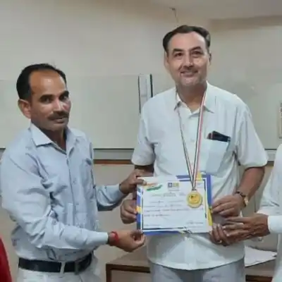 Ashuram Modi Certificate Awarded By Lic Branch Manager Bhadra