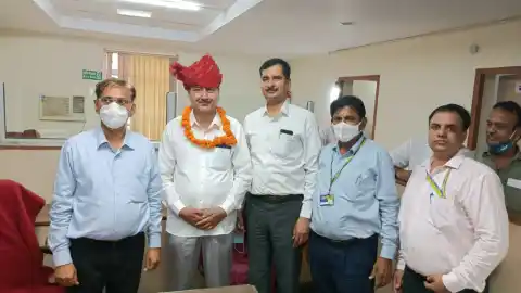 Ashuram Modi Felicitation By Lic Sdm And Branch Manager